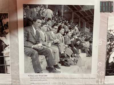 In alcune immagini degli anni 50 si vede il pubblico che attende sugli spalti l�inizio della partita consumando dei panini
